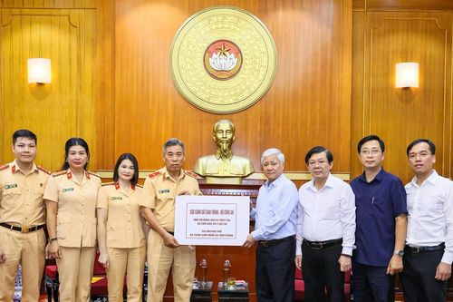 Chủ tịch Đỗ Văn Chiến tiếp nhận ủng hộ đồng bào bị thiệt hại do cơn bão số 3 gây ra