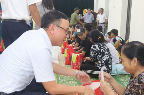 Hải Phòng: Tặng quà cho các hộ phải di dời, tạm lánh bão số 3