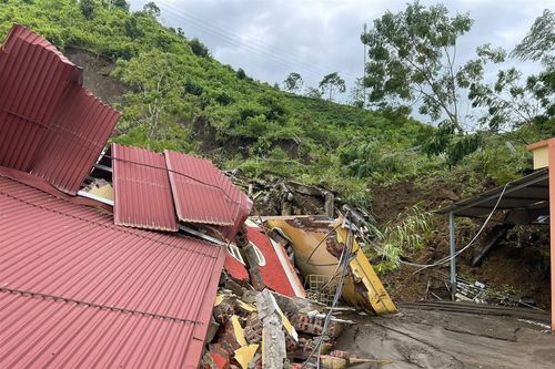 142 giáo viên, học sinh Lào Cai thoát nạn sập nhà bán trú