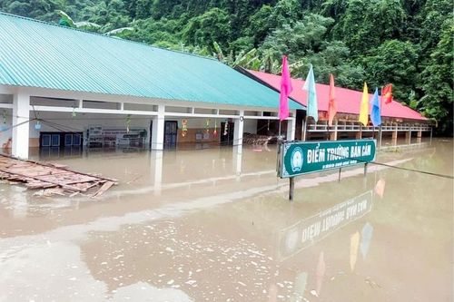 Giáo viên đau lòng vì trường học hư hại nặng sau đợt lũ lịch sử