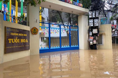 Lũ về ngập sâu, thầy cô đón trẻ trông giữ ngày đêm