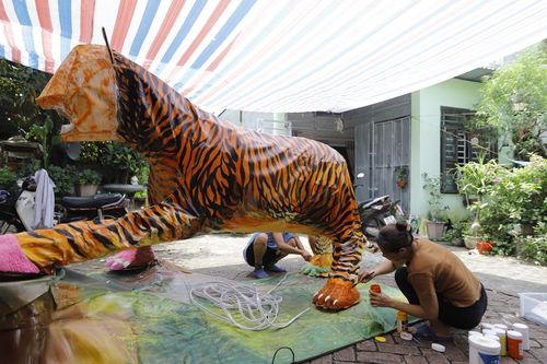 Truyền tải lịch sử làng cổ Đường Lâm qua đèn Trung thu khổng lồ