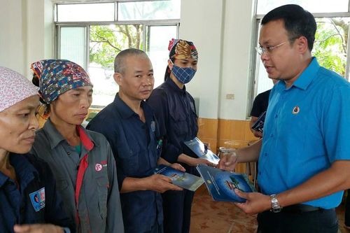 Trao hỗ trợ cho người lao động huyện Sóc Sơn bị ảnh hưởng bởi bão lũ