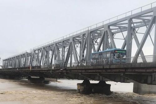 Vận hành trở lại 7 tuyến xe buýt qua cầu Đuống