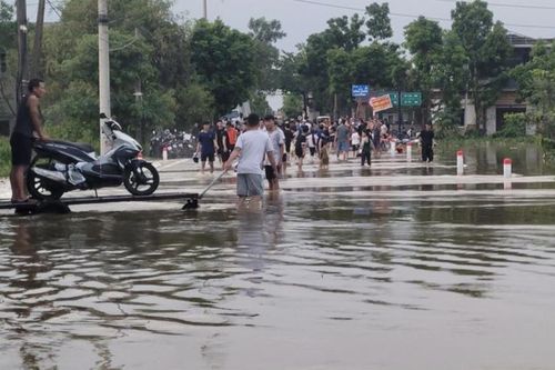 Cấm xe qua khu vực ngập úng trên đường Tam Chúc - Khả Phong