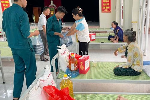 Ấm áp tình người ở nơi sơ tán tránh lũ sông Hồng