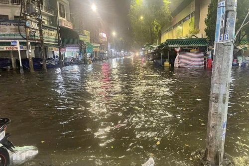 Quảng Ngãi: mưa lớn làm nhiều tuyến đường thành biển nước