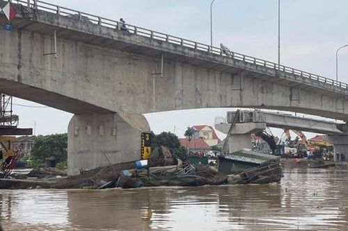 2 bè cá trôi dạt trên sông Thái Bình, mắc vào trụ cầu Hợp Thanh