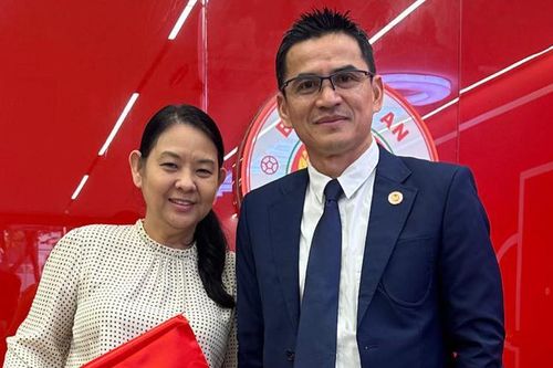 Từ Thái Lan, HLV Kiatisuk có hành động đầy ý nghĩa với người dân Việt Nam bị thiệt hại bởi bão lũ