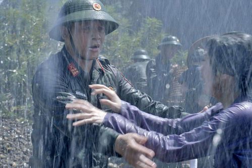 Tái hiện hình ảnh bộ đội giúp dân trong lũ trong phim truyền hình 'Không thời gian'