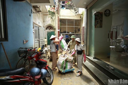 Nước sông Hồng rút, người dân vùng ngập ngoài đê Hà Nội trở về nhà