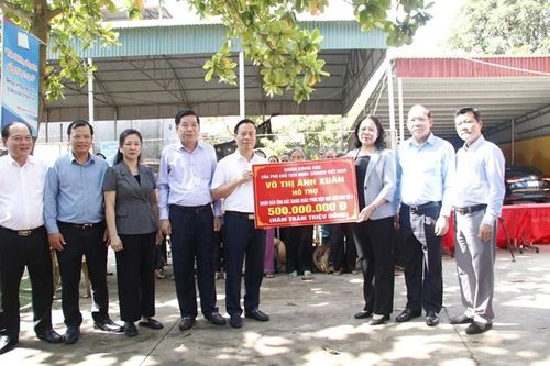 Phó Chủ tịch nước Võ Thị Ánh Xuân thăm, tặng quà người dân bị bão lụt tại Bắc Giang
