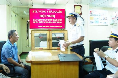 Vùng 4 Hải quân bàn giao ngư dân bị tai nạn lao động cho gia đình