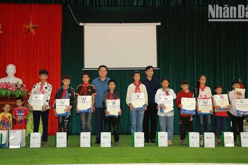 Đồng chí Nguyễn Trọng Nghĩa thăm hỏi động viên người dân vùng lũ Sơn La
