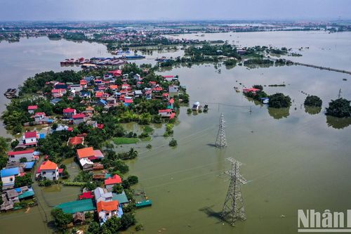 Nước lũ rút chậm, thôn nhỏ ven sông Cầu vẫn bị cô lập sau bão
