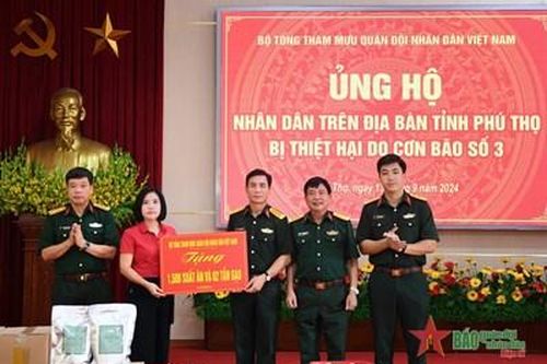 Bộ Tổng Tham mưu tặng 1.500 suất ăn và 2 tấn gạo cho nhân dân Phú Thọ
