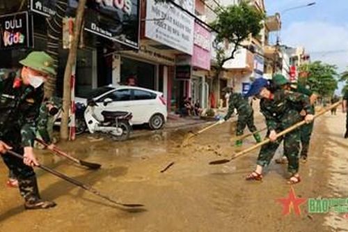 Bộ đội hối hả giúp dân dọn dẹp đường phố