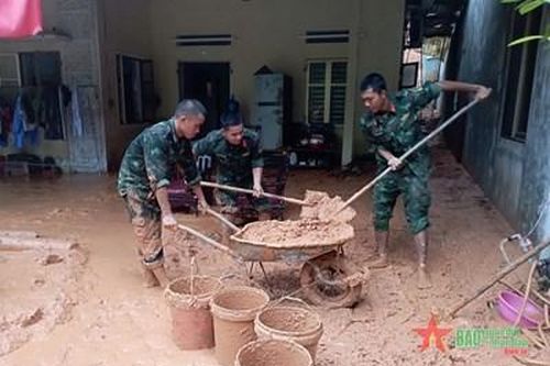 Bộ đội Phòng không gồng mình chống lũ