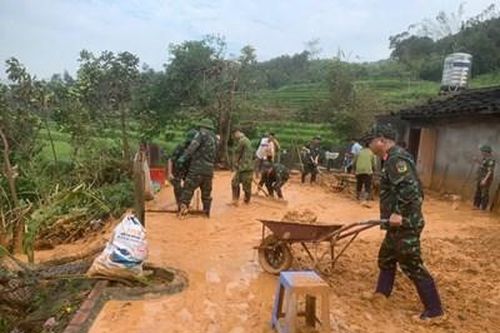 Bộ đội tích cực giúp dân khắc phục hậu quả mưa lũ