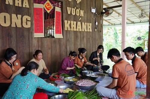 Cần Thơ: Người dân Cồn Sơn gói bánh tặng đồng bào miền Bắc