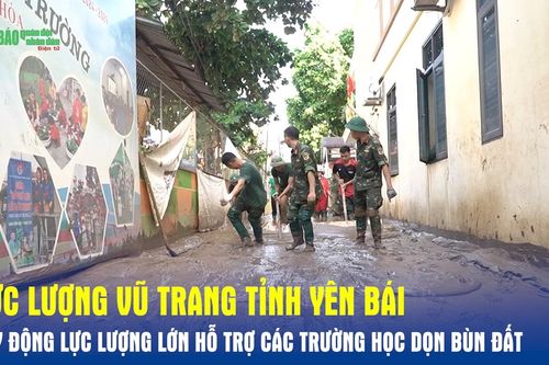 Lực lượng vũ trang tỉnh Yên Bái huy động lực lượng lớn hỗ trợ các trường học dọn bùn đất