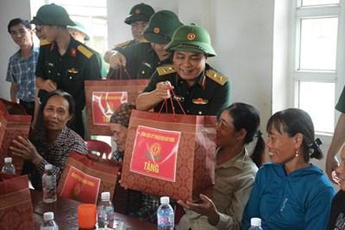Tổng cục Kỹ thuật tặng quà, hỗ trợ quân nhân và nhân dân bị thiệt hại do bão số 3