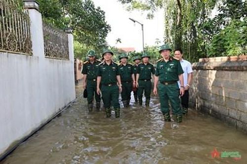 Trung tướng Trần Duy Hưng kiểm tra công tác giúp dân khắc phục hậu quả mưa, bão trên địa bàn Kho J106