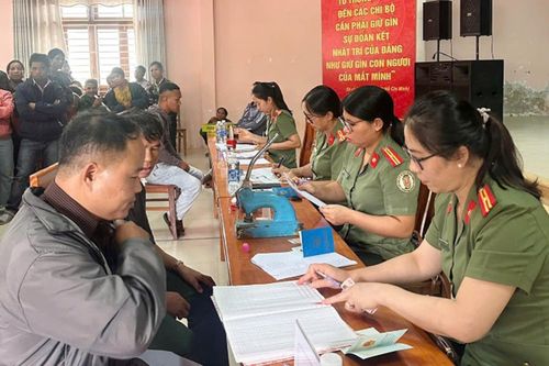 Lên biên giới cấp giấy thông hành cho người dân