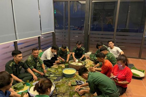 Gói hơn 500 bánh chưng chia sẻ với đồng bào chịu ảnh hưởng thiên tai, bão lụt