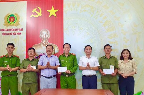 Khen thưởng đột xuất Công an xã và lực lượng Bảo vệ An ninh trật tự cơ sở xã Hòa Ninh