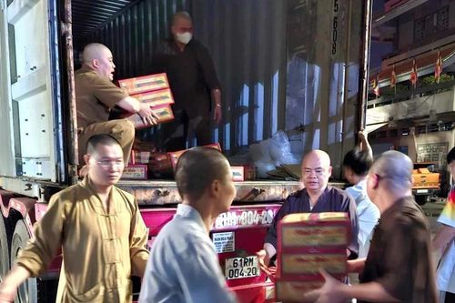 Hàng trăm tấn hàng hóa, vật dụng thiết yếu được tăng ni, phật tử cả nước chuyển ra vùng lũ các tỉnh phía Bắc