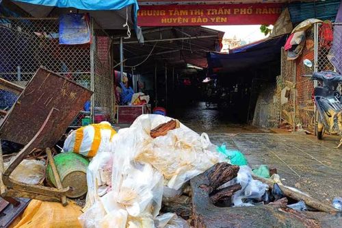 Thị trấn Phố Ràng ngổn ngang sau khi nước rút