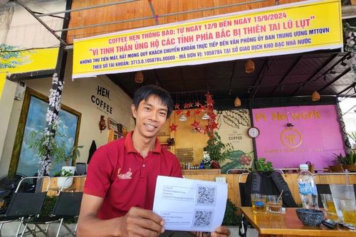 Khách đến uống cà phê thanh toán bằng cách chuyển khoản ủng hộ đồng bào các tỉnh phía Bắc