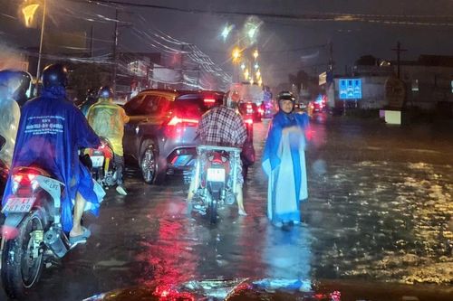 Mưa lớn gây ngập nhiều tuyến đường ở Đồng Nai, Bình Dương