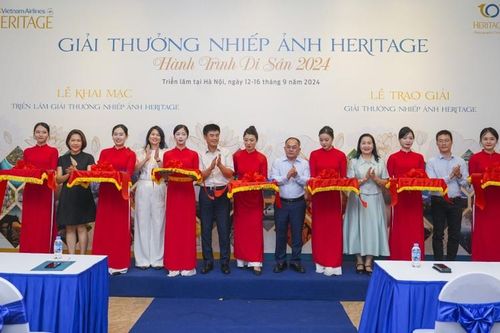 'Những bức ảnh trao gửi yêu thương' gây quỹ ủng hộ đồng bào bị bão lũ