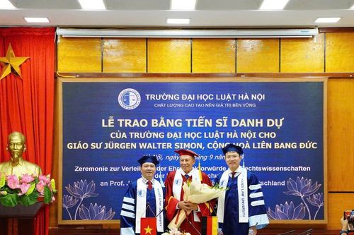 Trường ĐH Luật Hà Nội trao bằng tiến sĩ danh dự