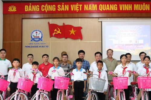 Báo GD&TĐ kết nối trao tặng 60 xe đạp cho học sinh vượt khó ở Nghệ An