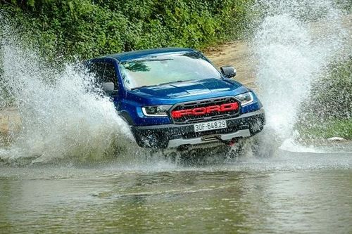 Top những xe ô tô có khả năng lội nước đáng nể tại Việt Nam