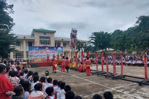 Các em thiếu nhi trên khắp nẻo biên cương vui đón Trung thu sớm