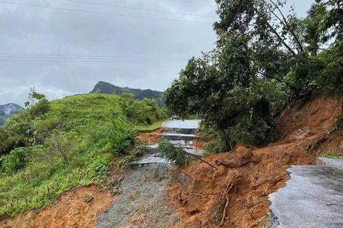 Khôi phục nhanh nhất các tuyến vận tải huyết mạch, bảo đảm an toàn giao thông