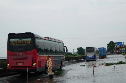 Quốc lộ 1A đoạn qua Thanh Hóa vẫn bị ngập nước