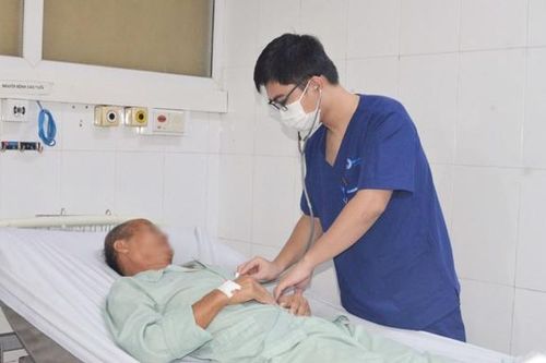 Nhập viện cấp cứu vì uống nhầm nước lau sàn đựng trong chai nước ngọt