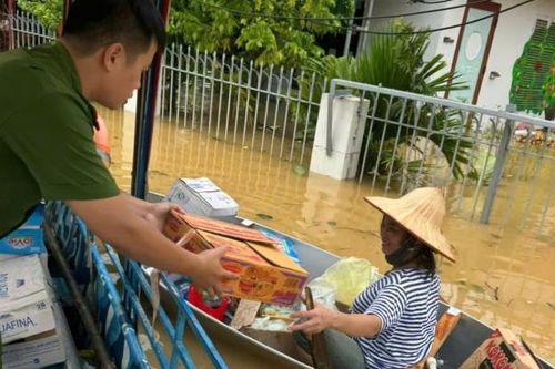 Vẫn còn điểm dân cư ngập sâu gần 2m tại Thanh Trì, tiếp tục tiếp tế cho người dân