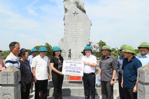 Phó Chủ tịch Quốc hội Nguyễn Khắc Định thăm, tặng quà người dân bị ảnh hưởng bởi mưa lũ ở Thái Bình
