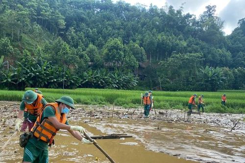 'Căng mình' tìm nạn nhân, hối hả ổn định lại cuộc sống nơi lũ dữ tàn phá ở Lào Cai