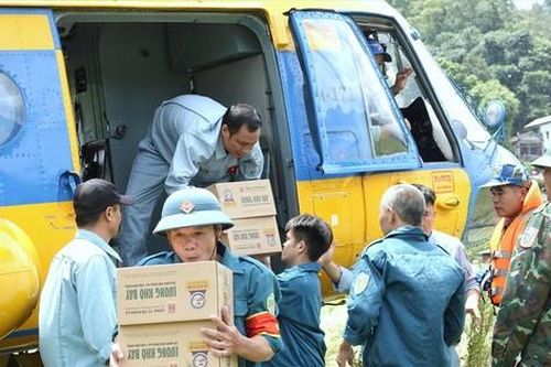 Cùng trực thăng cứu trợ đồng bào vùng lũ