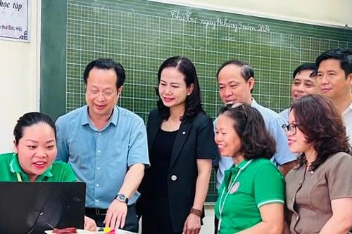 Hà Nội: Hàng trăm trường phải học trực tuyến, thầy trò tất tả 'chạy' bão lũ