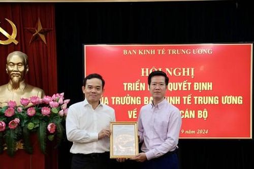 Trưởng Ban Kinh tế Trung ương Trần Lưu Quang trao quyết định bổ nhiệm tân Vụ trưởng