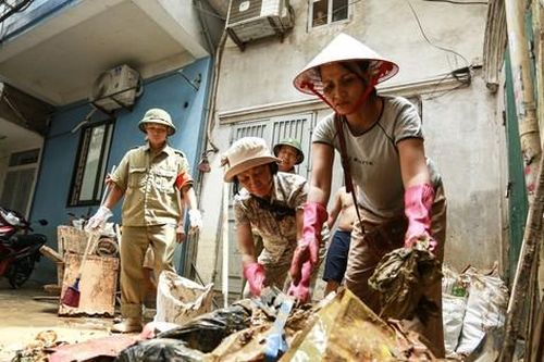 Người dân ven sông Hồng dọn dẹp nhà cửa khi nước rút