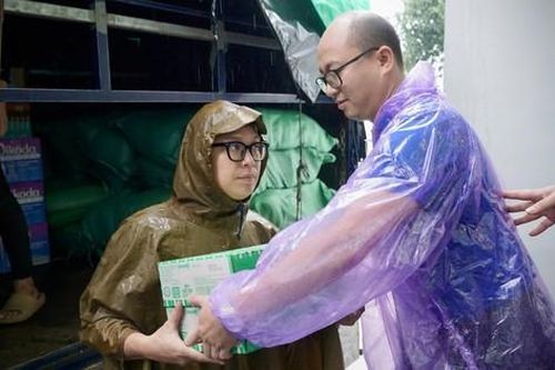 48 giờ quyên góp, vận chuyển nhu yếu phẩm cứu trợ người dân vùng mưa lũ